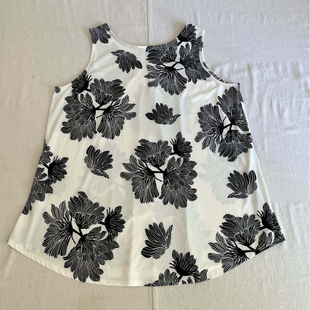 Premise Studio Monochrome Leaf Print Top 1X - Picture 2 of 4